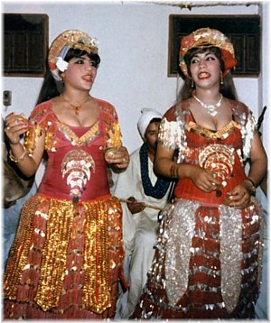Samia and Faiza singing in 1985