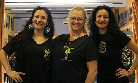 Nesma and Ilhaam of Spain pose with Lynette in GS Tshirts!